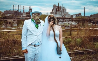 hava-kirliligini-gaz-maskesiyle-protesto-eden-yeni-evliler