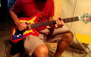 karsinizda-lego’dan-gitar