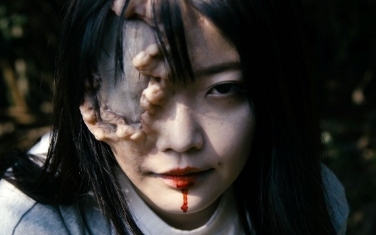 japonyadan-sinir-bozan-bir-film-vampire-clay