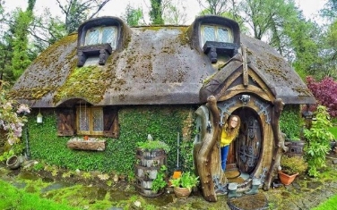 kendine-bir-hobbit-evi-yapan-kadin-stuart-grant