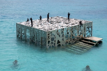 maldivlerde-suyun-altindakiler-icin-heykel-coralarium