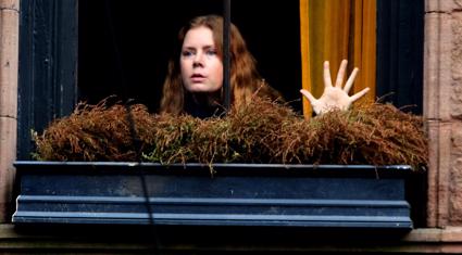 amy-adamsli-the-woman-in-the-window-filminden-ilk-fragman