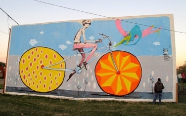 duvarlari-bisikletlerle-donatan-adam-mart-aire